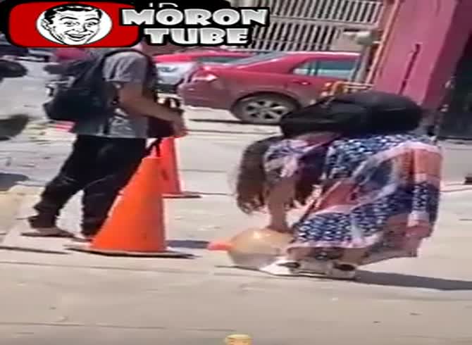 Video :Bravo for your bravery! He permits his lady to carry a bulky water bottle